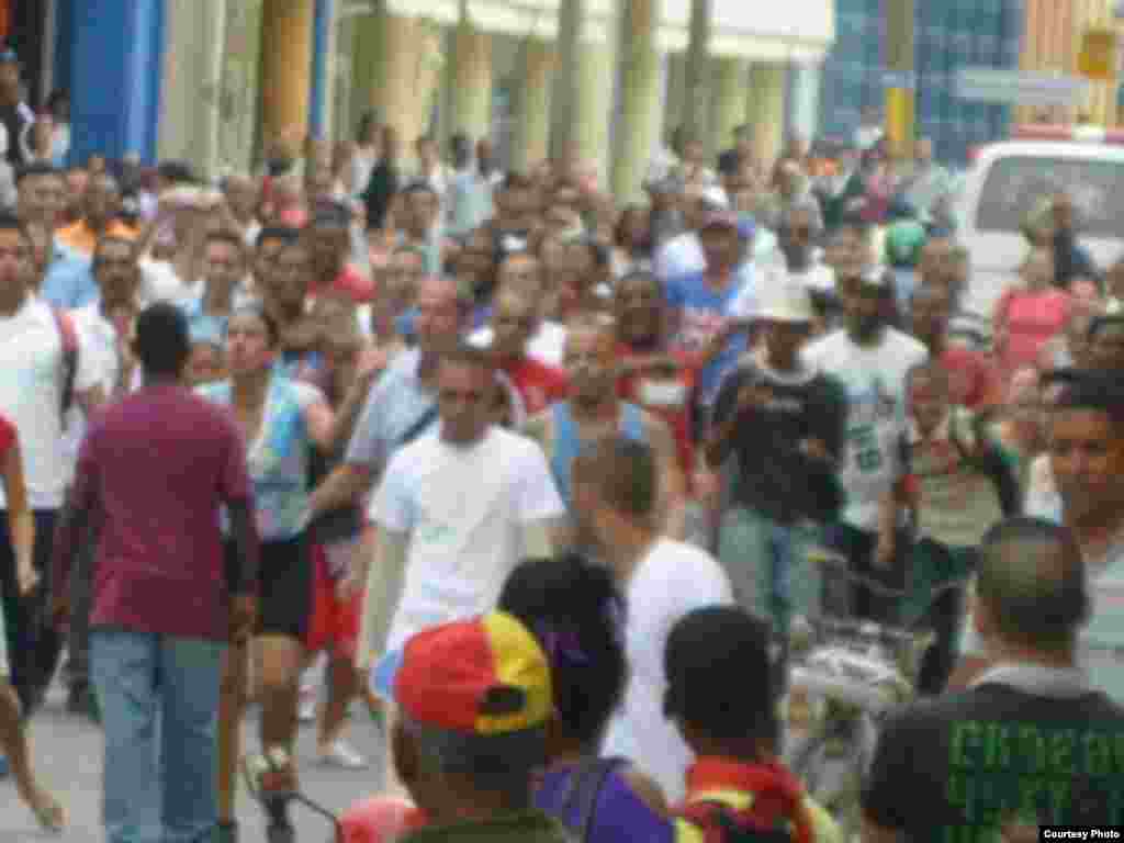 Una partidaria del gobierno enfrenta con gritos a los activistas.