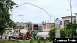 Frente al parque de Santos Suárez, en La Habana, sí hubo materiales y hasta una bomba hormigonera, una concretera y una "pipa" para reconstruir y ampliar un caserón semiderruido destinado a la familia de un coronel del MININT 