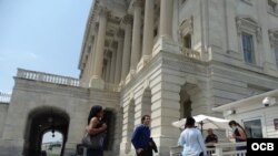 Los jóvenes cubanos a la entrada del Capitolio.