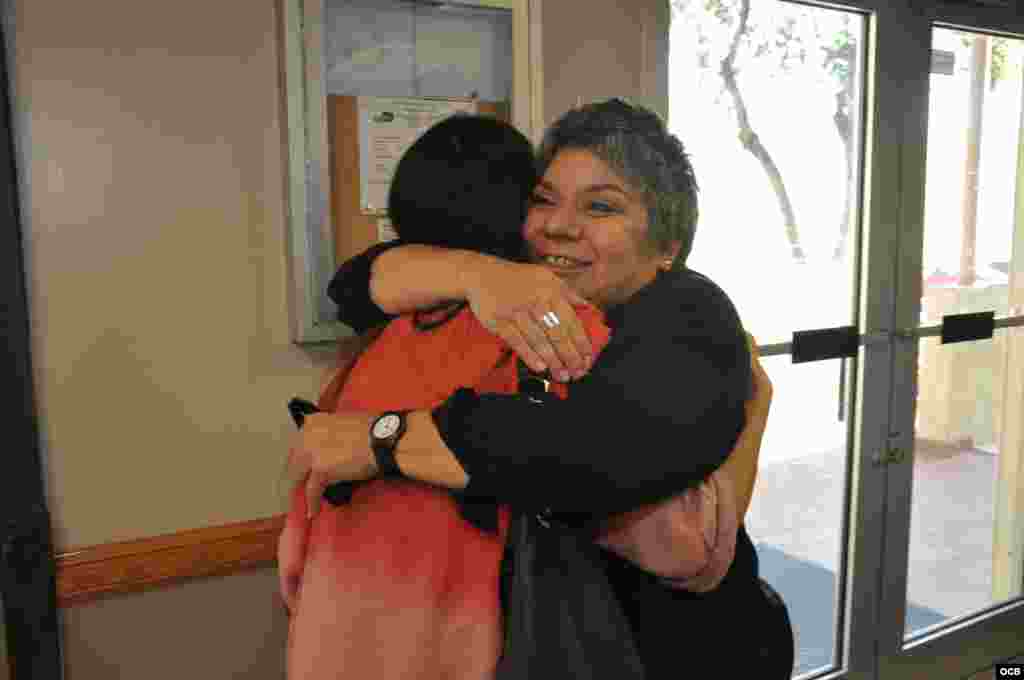 Yoani S&aacute;nchez abraza por primera vez a la periodista Margarita Rojo. 