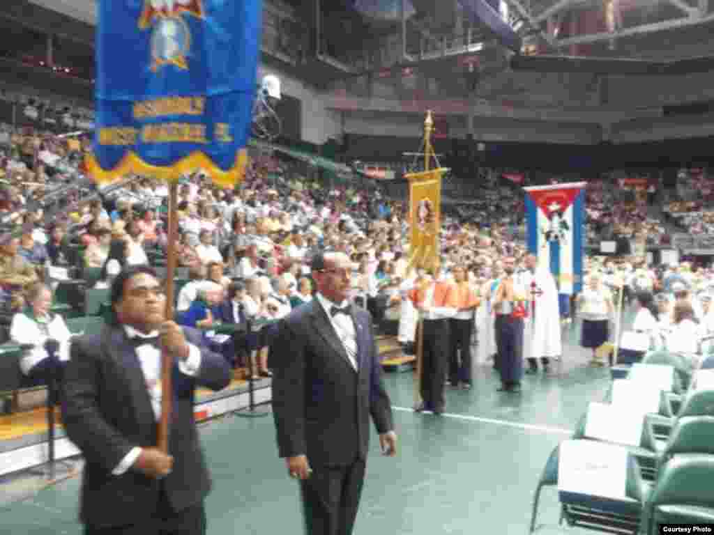 Procesión en el estadio 