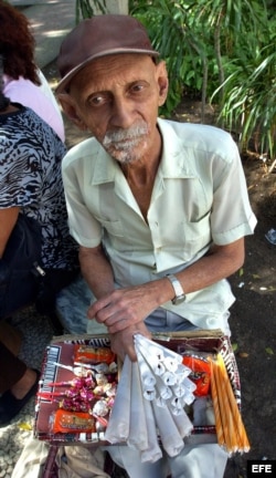 Muchos ancianos venden maní tostado o lo que aparezca para llegar a fin de mes