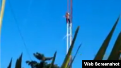 Desde una torre de electricidad Yojaine Arce denunció violaciones de DDHH de la policía.