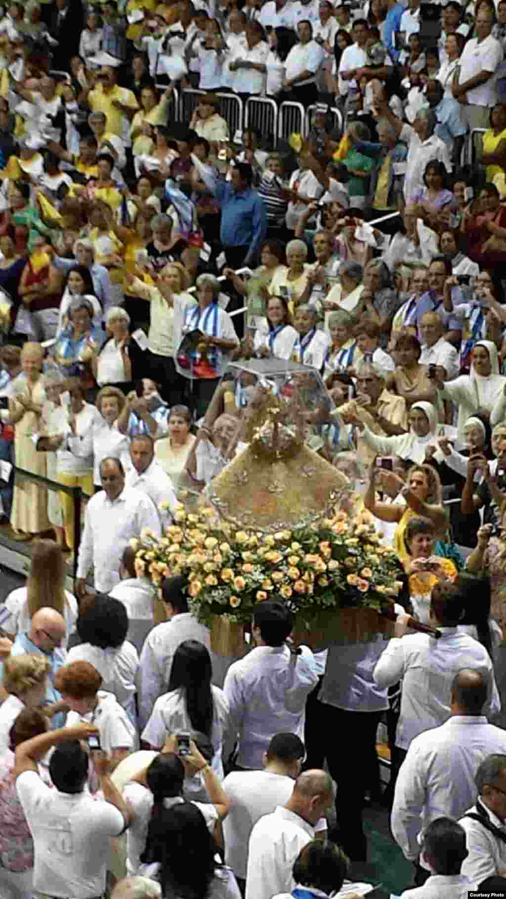 Entrada de la imágen de la Virgen en el estadio de UM