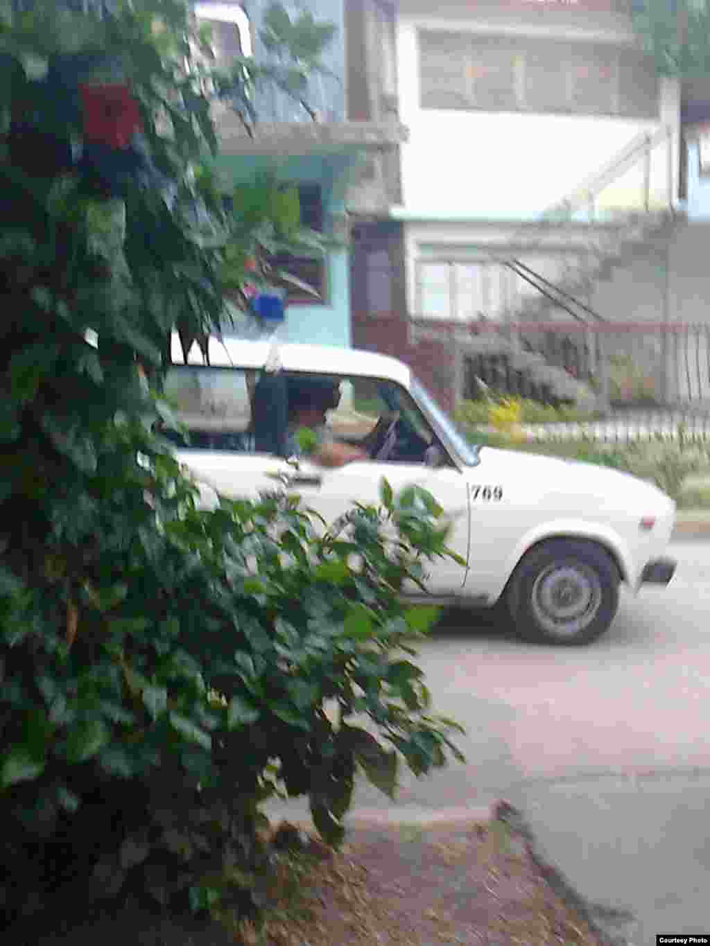 Auto patrullero en la calle San Lino, e/ 2 y 3 Sur, Guantánamo, donde vive Beltrán Gamboa.