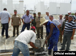 Ramiro Valdés supervisa las obras en Santiago de Cuba.