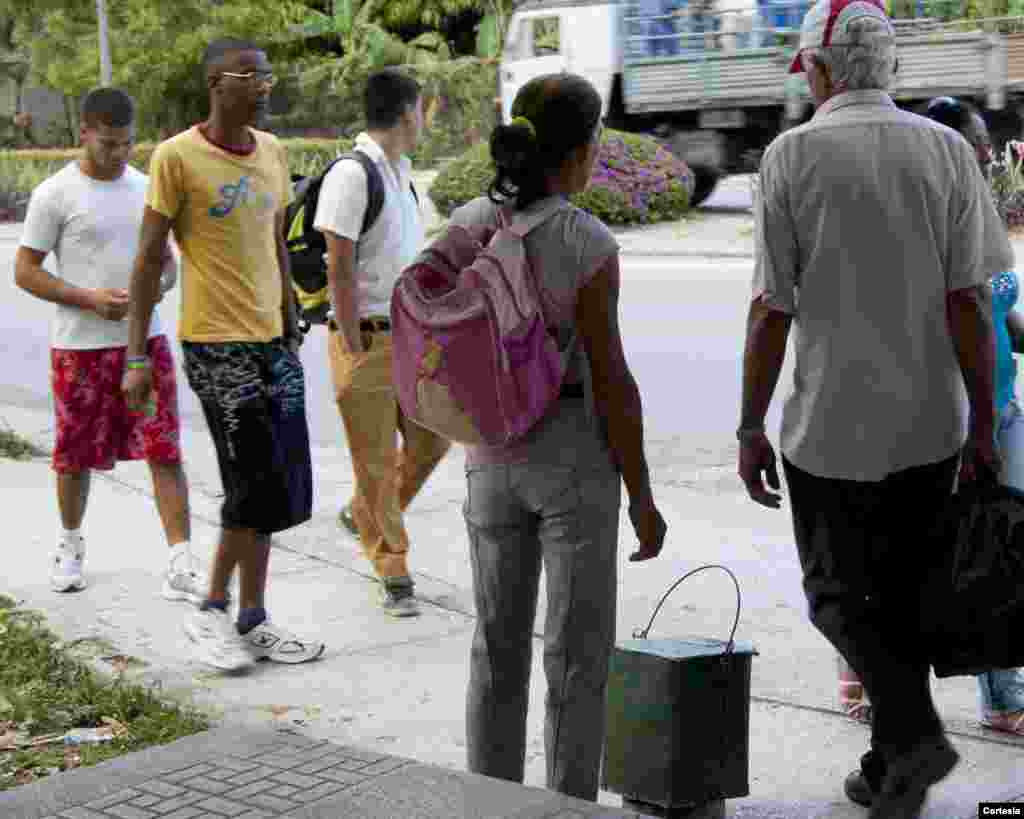 Una vendedora por cuentapropia vende los alimentos sin estacionarse en un lugar fijo.