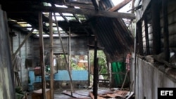 Sandy dejó en el oriente de Cuba un caos de familias sin techo, agua contaminada, días sin electricidad y riñas por los alimentos y el combustible para cocinar. En la foto, destrozos en Caimanera, Guantánamo.