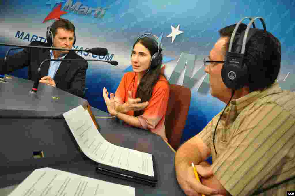 Yoani S&aacute;nchez con los periodistas Amado Gil (izq.) y Jos&eacute; Luis Ramos (der.) de &quot;Las noticias como son&quot;.